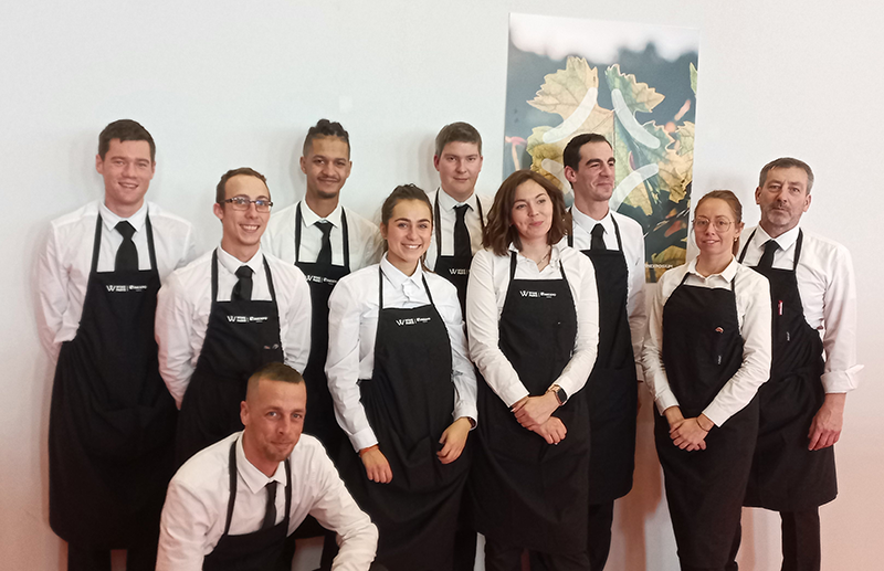 Equipe de maîtres d'hôtel de l'espace libre dégustation Wine Paris & Vinexpo Paris